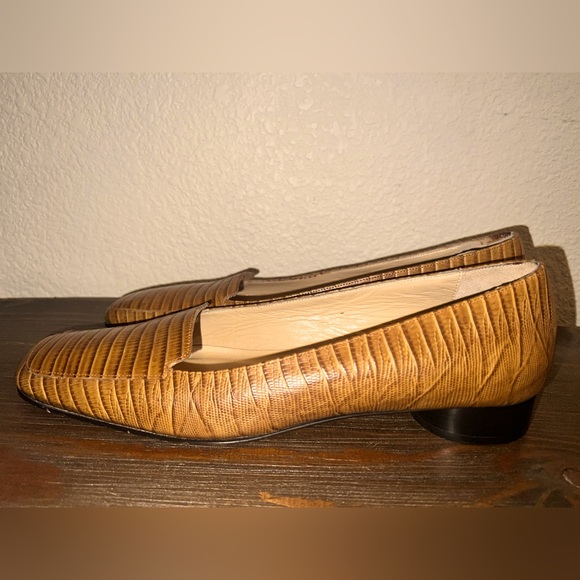 Vintage Isaac Mizrahi Women's Flat Shoe Brown Size 9M - Picture 1 of 7